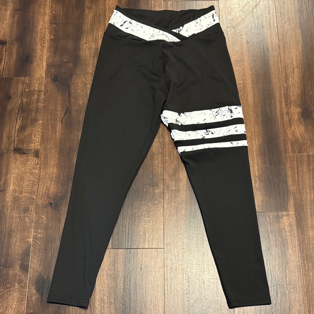 SHEIN Black Crop Leggings with White Marble Stripes